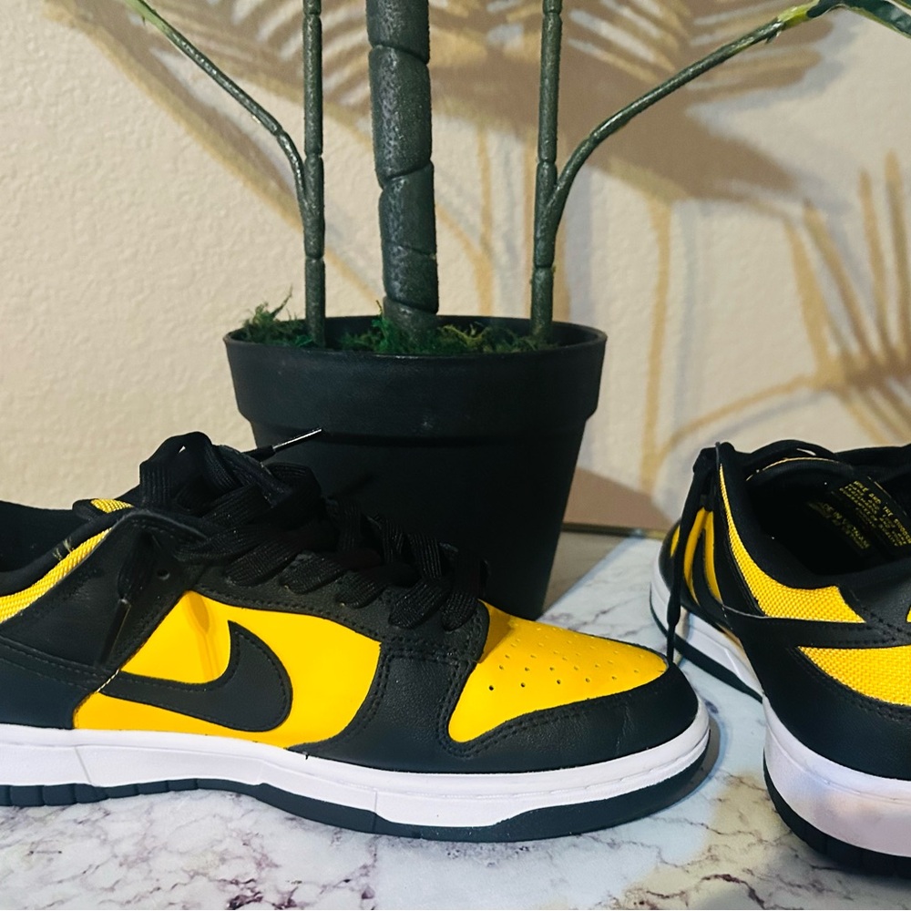 Nike Low-Top Sneakers in Black and Yellow